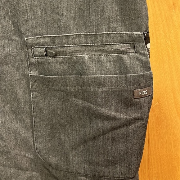 Figs Accra Limited Edition Graphite
Scrub Top 6 Pocket Feather Print - Picture 2 of 8